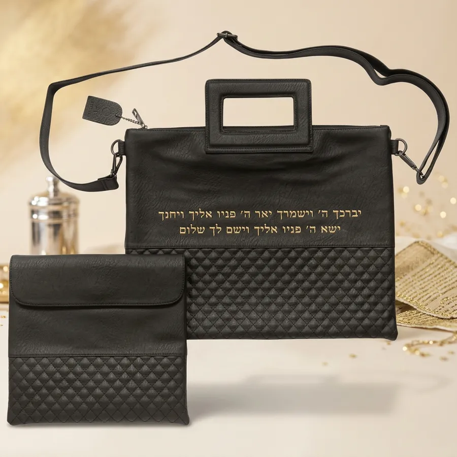 תיק מפואר לטלית דמוי עור שחור אותיות בולטות "ויברכך" זהב 31X38 ס"מ