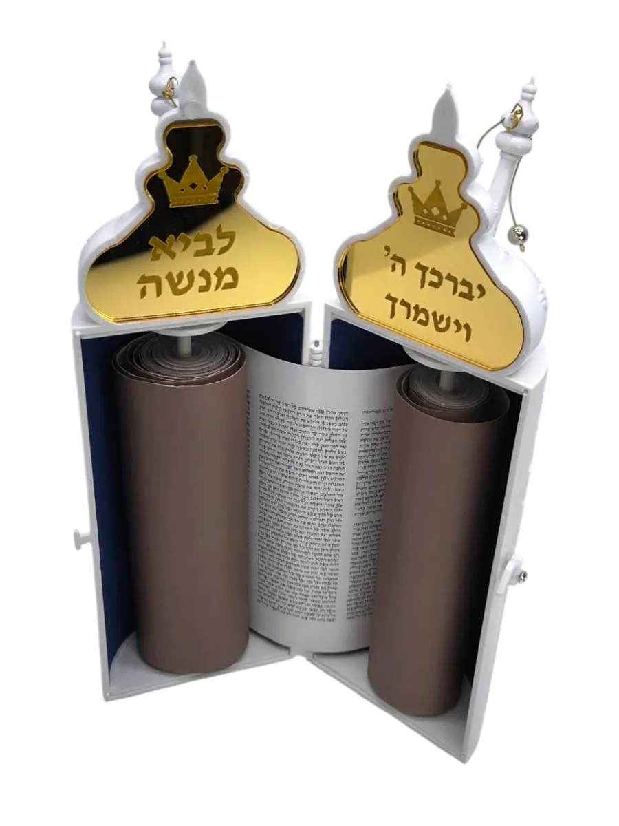 ספר תורה לבן עם חריטת שם הילד על בסיס זהב
